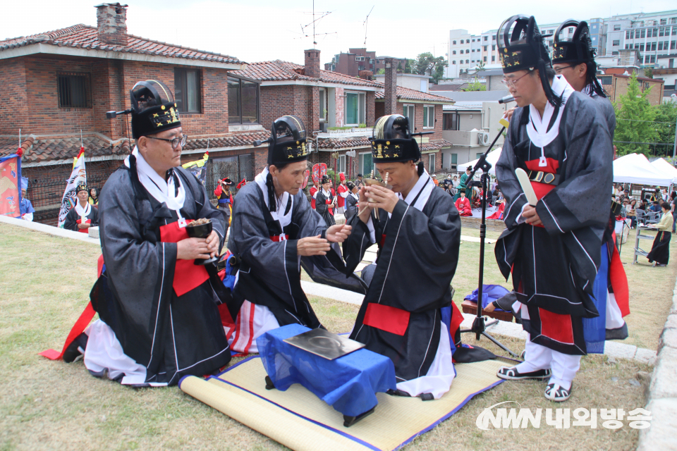 제주가 잔을 받아 마시는 '음복례'. (사진=임동현 기자)