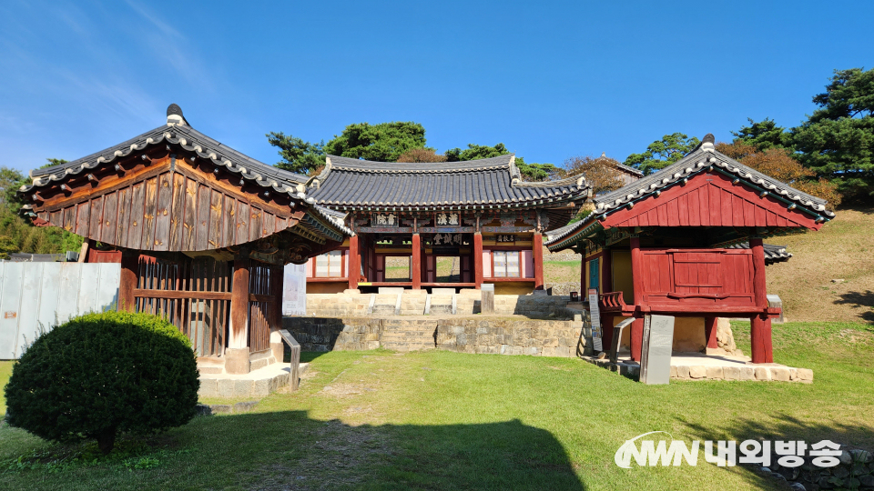 가운데 강당으로 사용한 명성당이고, 동재·서재가 죄우 대칭을 이룬다. 왼쪽에 1779년 세운 묘정비이다. 오른쪽은 동재인 양정재. (사진=이건웅)